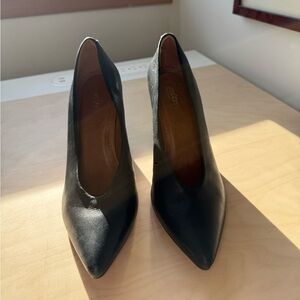 Intervalle Black Leather Pumps